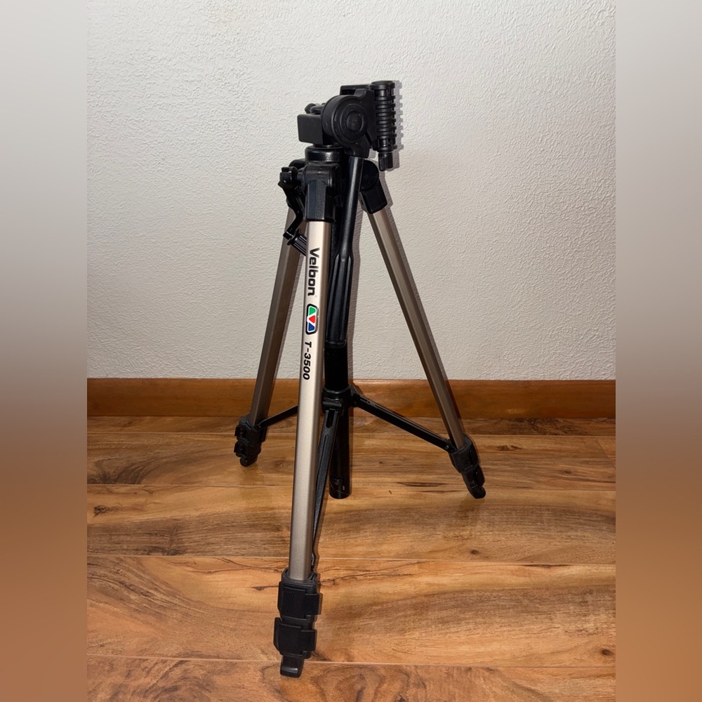 NWT Velbon T-3500 Deluxe Lightweight Tripod